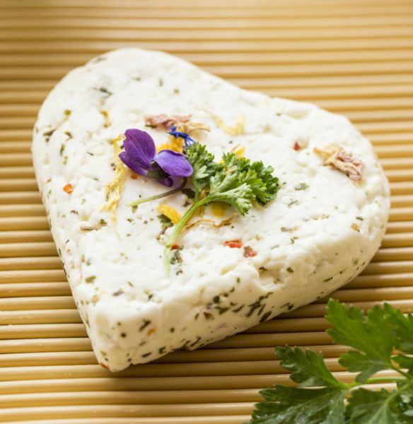 Unterschiedliche Ziegenkäsesorten aus eigener Herstellung Unterschiedliche Ziegenkäsesorten aus eigener Herstellung